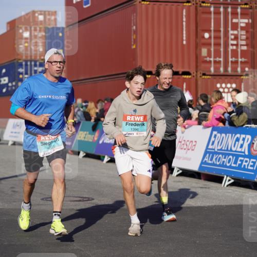 03.10.2025 - Köhlbrandbrückenlauf Michael Burmester http://msf.ph/oto/8997343 03.10.2025 10:01:29 Ziel 1021, 1146, 1226, 1279, 1396, 1526, 2694, 2901, 3454, 3568, 3813 meine-sportfotos.de