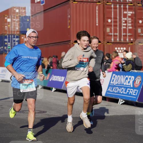 03.10.2025 - Köhlbrandbrückenlauf Michael Burmester http://msf.ph/oto/8997346 03.10.2025 10:01:29 Ziel 1021, 1146, 1226, 1279, 1396, 1526, 2694, 2901, 3454, 3568, 3813 meine-sportfotos.de