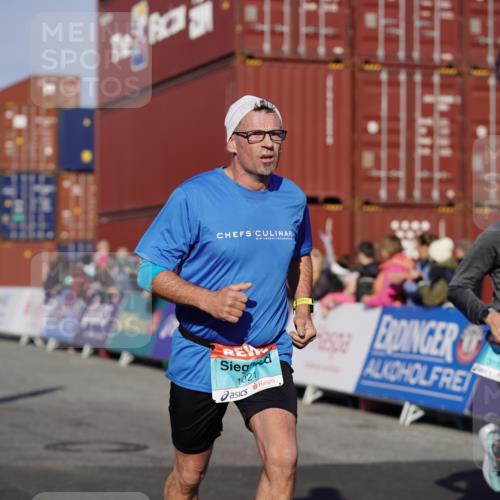 03.10.2025 - Köhlbrandbrückenlauf Michael Burmester http://msf.ph/oto/8997349 03.10.2025 10:01:29 Ziel 1021, 1146, 1226, 1279, 1396, 1526, 2694, 2901, 3454, 3568, 3813 meine-sportfotos.de