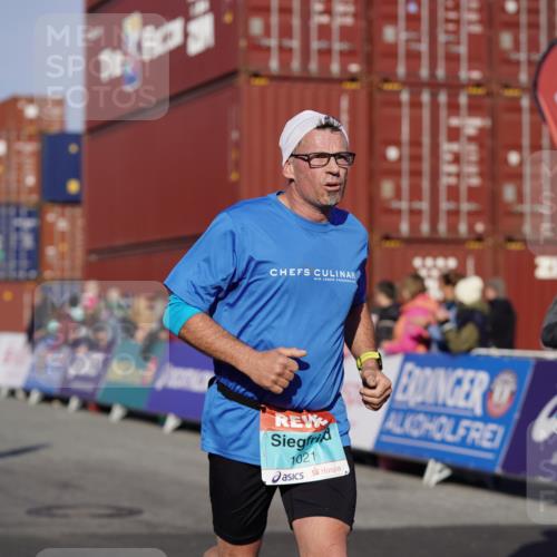 03.10.2025 - Köhlbrandbrückenlauf Michael Burmester http://msf.ph/oto/8997352 03.10.2025 10:01:29 Ziel 1021, 1146, 1226, 1279, 1396, 1526, 2694, 2901, 3454, 3568, 3813 meine-sportfotos.de
