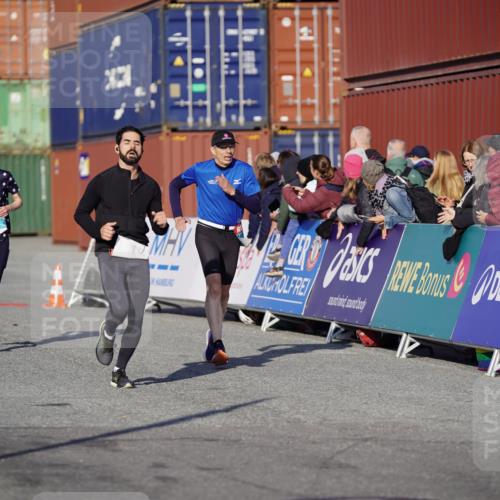 03.10.2025 - Köhlbrandbrückenlauf Michael Burmester http://msf.ph/oto/8997358 03.10.2025 10:01:32 Ziel 1021, 1146, 1226, 1279, 1396, 1526, 2694, 2901, 2979, 3568, 3813 meine-sportfotos.de