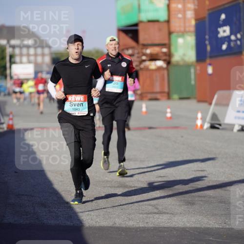 03.10.2025 - Köhlbrandbrückenlauf Michael Burmester http://msf.ph/oto/8997402 03.10.2025 10:01:38 Ziel 1043, 1279, 1526, 2694, 2857, 2979, 3403 meine-sportfotos.de
