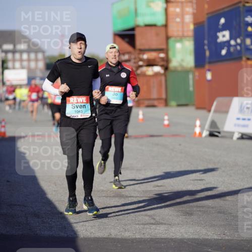 03.10.2025 - Köhlbrandbrückenlauf Michael Burmester http://msf.ph/oto/8997406 03.10.2025 10:01:38 Ziel 1043, 1279, 1526, 2694, 2857, 2979, 3403 meine-sportfotos.de