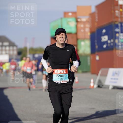 03.10.2025 - Köhlbrandbrückenlauf Michael Burmester http://msf.ph/oto/8997412 03.10.2025 10:01:39 Ziel 1043, 1165, 1279, 1526, 2694, 2857, 2979, 3263, 3264, 3403 meine-sportfotos.de