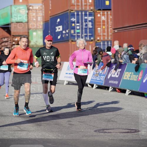 03.10.2025 - Köhlbrandbrückenlauf Michael Burmester http://msf.ph/oto/8997435 03.10.2025 10:01:43 Ziel 1043, 1165, 1284, 2857, 2889, 3263, 3264, 3403 meine-sportfotos.de