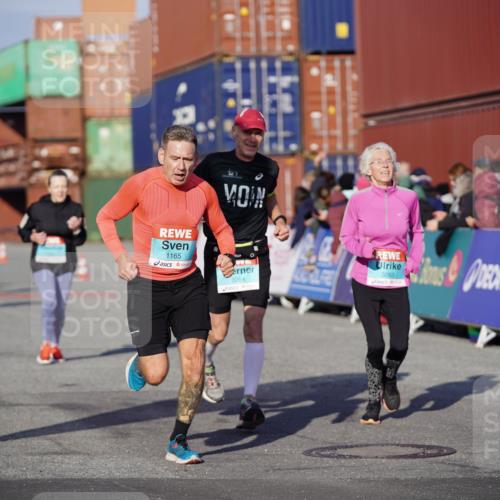 03.10.2025 - Köhlbrandbrückenlauf Michael Burmester http://msf.ph/oto/8997448 03.10.2025 10:01:44 Ziel 1043, 1165, 1284, 2857, 2889, 3263, 3264, 3403 meine-sportfotos.de