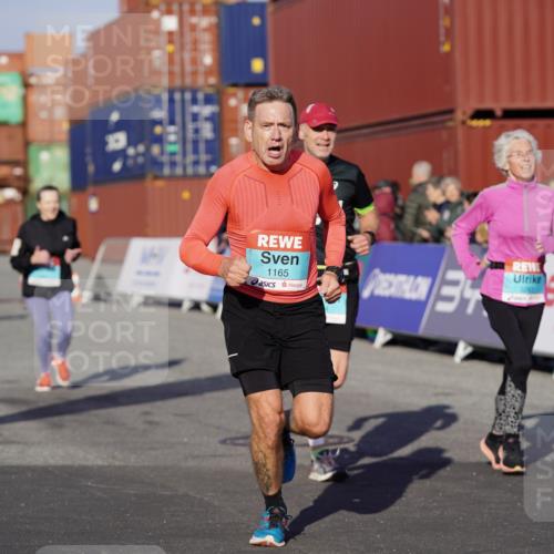 03.10.2025 - Köhlbrandbrückenlauf Michael Burmester http://msf.ph/oto/8997464 03.10.2025 10:01:45 Ziel 1043, 1165, 1273, 1284, 1767, 2857, 2889, 3263, 3264, 3403 meine-sportfotos.de