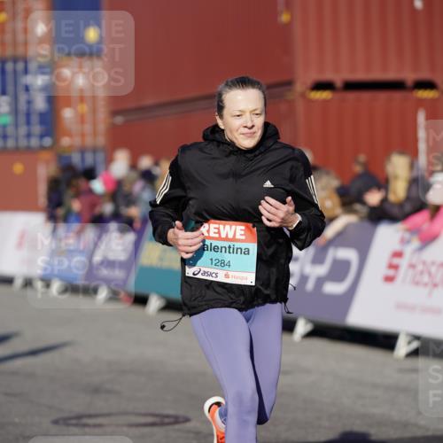 03.10.2025 - Köhlbrandbrückenlauf Michael Burmester http://msf.ph/oto/8997494 03.10.2025 10:01:47 Ziel 1165, 1194, 1273, 1284, 1767, 2889, 3263, 3264 meine-sportfotos.de