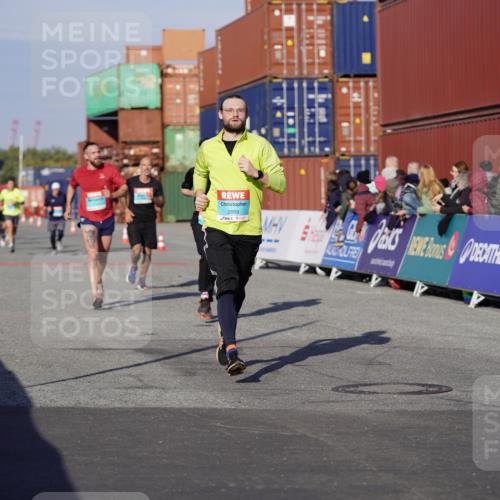 03.10.2025 - Köhlbrandbrückenlauf Michael Burmester http://msf.ph/oto/8997499 03.10.2025 10:01:48 Ziel 1165, 1194, 1273, 1284, 1767, 2889, 3263, 3264 meine-sportfotos.de