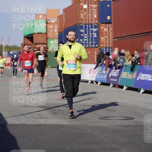 03.10.2025 - Köhlbrandbrückenlauf Michael Burmester http://msf.ph/oto/8997505 03.10.2025 10:01:48 Ziel 1165, 1194, 1273, 1284, 1767, 2889, 3263, 3264 meine-sportfotos.de