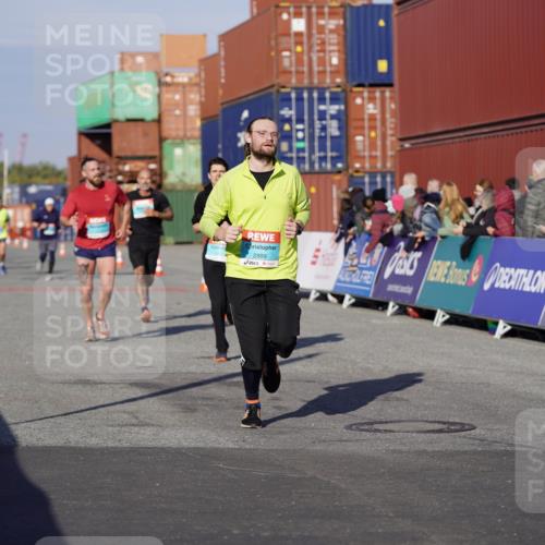 03.10.2025 - Köhlbrandbrückenlauf Michael Burmester http://msf.ph/oto/8997510 03.10.2025 10:01:48 Ziel 1165, 1194, 1273, 1284, 1767, 2889, 3263, 3264 meine-sportfotos.de