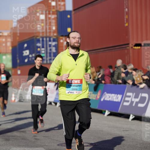 03.10.2025 - Köhlbrandbrückenlauf Michael Burmester http://msf.ph/oto/8997515 03.10.2025 10:01:49 Ziel 1165, 1194, 1273, 1284, 1767, 2889, 3263, 3264 meine-sportfotos.de