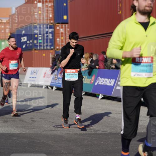 03.10.2025 - Köhlbrandbrückenlauf Michael Burmester http://msf.ph/oto/8997519 03.10.2025 10:01:50 Ziel 1165, 1194, 1273, 1284, 1767, 2889, 3263, 3264 meine-sportfotos.de