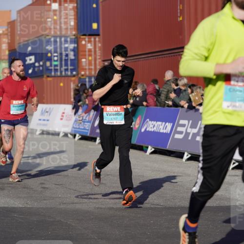03.10.2025 - Köhlbrandbrückenlauf Michael Burmester http://msf.ph/oto/8997524 03.10.2025 10:01:50 Ziel 1165, 1194, 1273, 1284, 1767, 2889, 3263, 3264 meine-sportfotos.de