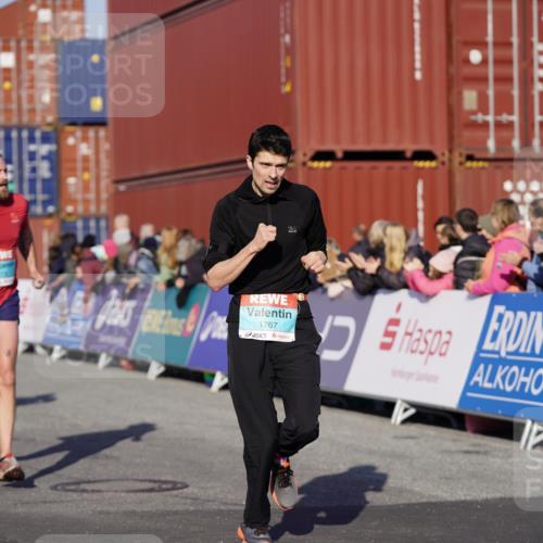 03.10.2025 - Köhlbrandbrückenlauf Michael Burmester http://msf.ph/oto/8997529 03.10.2025 10:01:50 Ziel 1165, 1194, 1273, 1284, 1767, 2889, 3263, 3264 meine-sportfotos.de