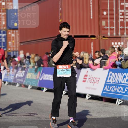 03.10.2025 - Köhlbrandbrückenlauf Michael Burmester http://msf.ph/oto/8997534 03.10.2025 10:01:50 Ziel 1165, 1194, 1273, 1284, 1767, 2889, 3263, 3264 meine-sportfotos.de