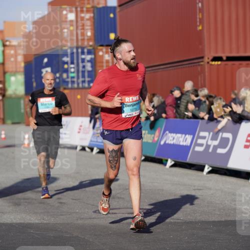 03.10.2025 - Köhlbrandbrückenlauf Michael Burmester http://msf.ph/oto/8997539 03.10.2025 10:01:51 Ziel 1165, 1194, 1273, 1284, 1767, 2843, 2889, 3263, 3264 meine-sportfotos.de