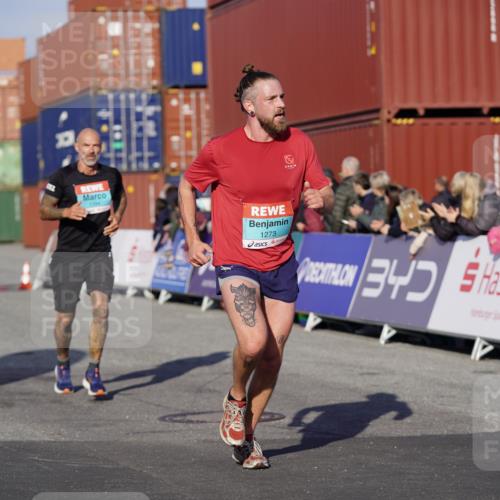 03.10.2025 - Köhlbrandbrückenlauf Michael Burmester http://msf.ph/oto/8997549 03.10.2025 10:01:51 Ziel 1165, 1194, 1273, 1284, 1767, 2843, 2889, 3263, 3264 meine-sportfotos.de