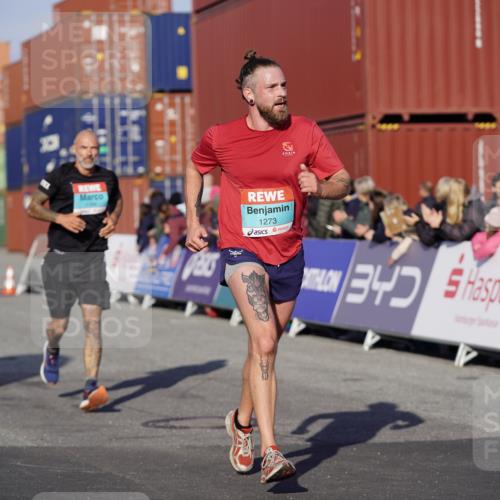 03.10.2025 - Köhlbrandbrückenlauf Michael Burmester http://msf.ph/oto/8997552 03.10.2025 10:01:51 Ziel 1165, 1194, 1273, 1284, 1767, 2843, 2889, 3263, 3264 meine-sportfotos.de