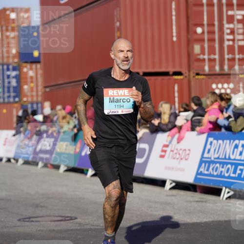 03.10.2025 - Köhlbrandbrückenlauf Michael Burmester http://msf.ph/oto/8997573 03.10.2025 10:01:53 Ziel 1182, 1194, 1273, 1474, 1767, 2843, 2889, 3118 meine-sportfotos.de