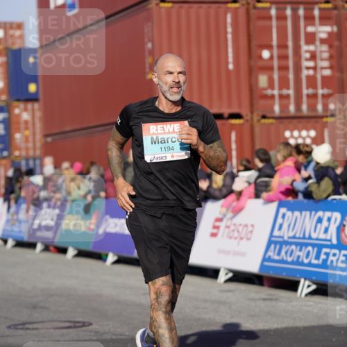 03.10.2025 - Köhlbrandbrückenlauf Michael Burmester http://msf.ph/oto/8997579 03.10.2025 10:01:53 Ziel 1182, 1194, 1273, 1474, 1767, 2843, 2889, 3118 meine-sportfotos.de