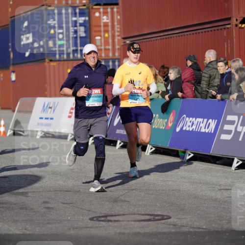 03.10.2025 - Köhlbrandbrückenlauf Michael Burmester http://msf.ph/oto/8997588 03.10.2025 10:01:55 Ziel 1182, 1194, 1273, 1474, 1767, 2843, 2889, 3118, 3444 meine-sportfotos.de