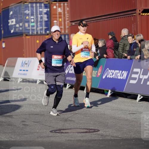 03.10.2025 - Köhlbrandbrückenlauf Michael Burmester http://msf.ph/oto/8997594 03.10.2025 10:01:55 Ziel 1182, 1194, 1273, 1474, 1767, 2843, 2889, 3118, 3444 meine-sportfotos.de