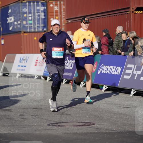 03.10.2025 - Köhlbrandbrückenlauf Michael Burmester http://msf.ph/oto/8997601 03.10.2025 10:01:55 Ziel 1182, 1194, 1273, 1474, 1767, 2843, 2889, 3118, 3444 meine-sportfotos.de