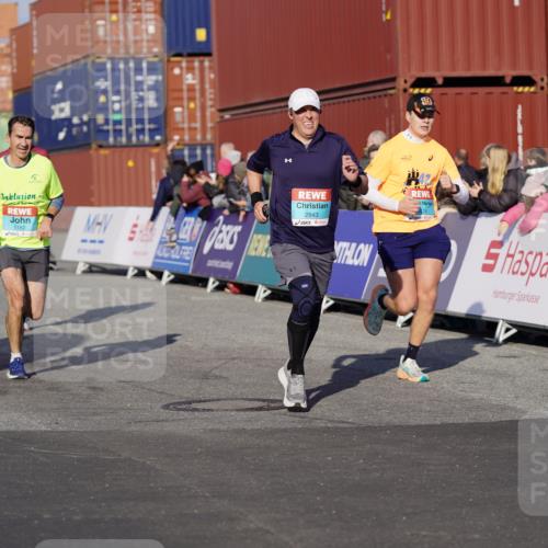03.10.2025 - Köhlbrandbrückenlauf Michael Burmester http://msf.ph/oto/8997610 03.10.2025 10:01:56 Ziel 1182, 1194, 1273, 1380, 1474, 1767, 2843, 3118, 3444 meine-sportfotos.de