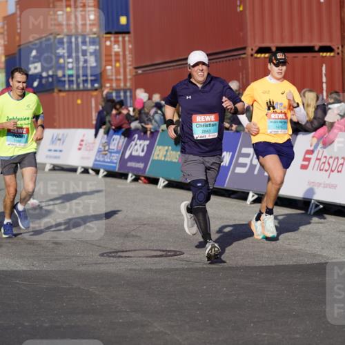 03.10.2025 - Köhlbrandbrückenlauf Michael Burmester http://msf.ph/oto/8997614 03.10.2025 10:01:56 Ziel 1182, 1194, 1273, 1380, 1474, 1767, 2843, 3118, 3444 meine-sportfotos.de