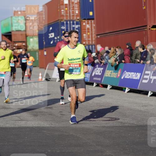 03.10.2025 - Köhlbrandbrückenlauf Michael Burmester http://msf.ph/oto/8997619 03.10.2025 10:01:57 Ziel 1182, 1194, 1205, 1273, 1280, 1380, 1474, 1767, 2843, 3118, 3139, 3444 meine-sportfotos.de