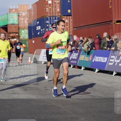 03.10.2025 - Köhlbrandbrückenlauf Michael Burmester http://msf.ph/oto/8997624 03.10.2025 10:01:57 Ziel 1182, 1194, 1205, 1273, 1280, 1380, 1474, 1767, 2843, 3118, 3139, 3444 meine-sportfotos.de