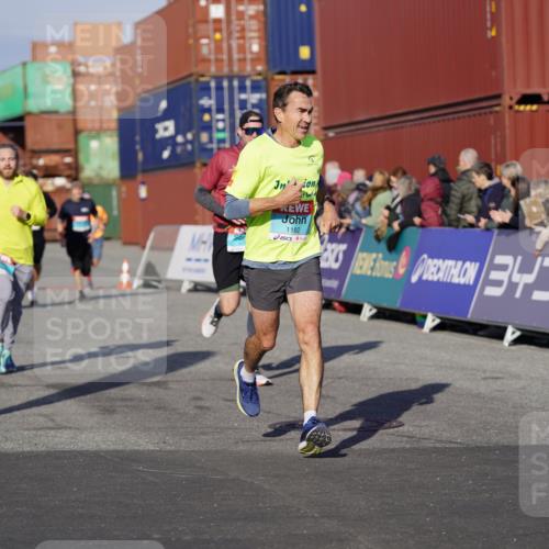 03.10.2025 - Köhlbrandbrückenlauf Michael Burmester http://msf.ph/oto/8997629 03.10.2025 10:01:57 Ziel 1182, 1194, 1205, 1273, 1280, 1380, 1474, 1767, 2843, 3118, 3139, 3444 meine-sportfotos.de
