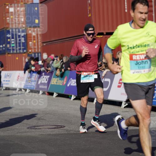 03.10.2025 - Köhlbrandbrückenlauf Michael Burmester http://msf.ph/oto/8997638 03.10.2025 10:01:58 Ziel 1182, 1194, 1205, 1280, 1380, 1474, 1504, 2843, 3118, 3139, 3444, 3495 meine-sportfotos.de