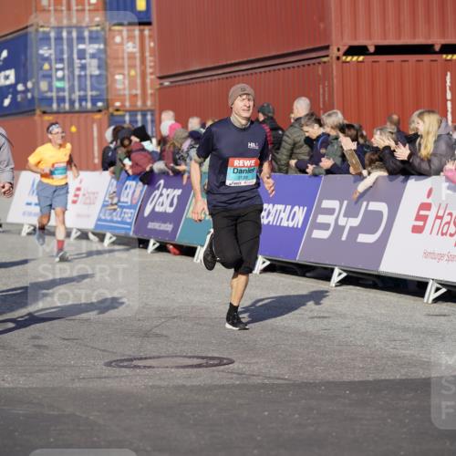 03.10.2025 - Köhlbrandbrückenlauf Michael Burmester http://msf.ph/oto/8997666 03.10.2025 10:02:00 Ziel 1182, 1205, 1280, 1357, 1380, 1474, 1504, 2843, 3118, 3139, 3165, 3444, 3495 meine-sportfotos.de
