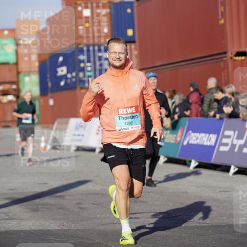 03.10.2025 - Köhlbrandbrückenlauf Michael Burmester http://msf.ph/oto/8997752 03.10.2025 10:02:07 Ziel 1205, 1219, 1280, 1292, 1357, 1380, 1493, 1504, 1966, 3139, 3165, 3495 meine-sportfotos.de