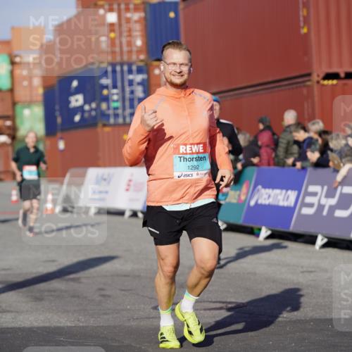 03.10.2025 - Köhlbrandbrückenlauf Michael Burmester http://msf.ph/oto/8997756 03.10.2025 10:02:07 Ziel 1205, 1219, 1280, 1292, 1357, 1380, 1493, 1504, 1966, 3139, 3165, 3495 meine-sportfotos.de