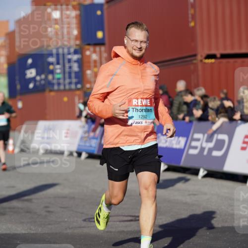 03.10.2025 - Köhlbrandbrückenlauf Michael Burmester http://msf.ph/oto/8997765 03.10.2025 10:02:07 Ziel 1205, 1219, 1280, 1292, 1357, 1380, 1493, 1504, 1966, 3139, 3165, 3495 meine-sportfotos.de