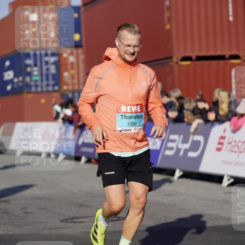 03.10.2025 - Köhlbrandbrückenlauf Michael Burmester http://msf.ph/oto/8997768 03.10.2025 10:02:07 Ziel 1205, 1219, 1280, 1292, 1357, 1380, 1493, 1504, 1966, 3139, 3165, 3495 meine-sportfotos.de