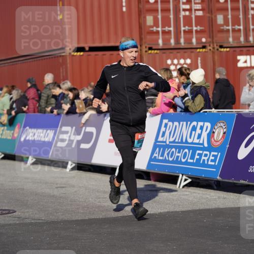 03.10.2025 - Köhlbrandbrückenlauf Michael Burmester http://msf.ph/oto/8997778 03.10.2025 10:02:09 Ziel 1205, 1219, 1280, 1292, 1357, 1493, 1504, 1966, 3139, 3165, 3495, 3806 meine-sportfotos.de