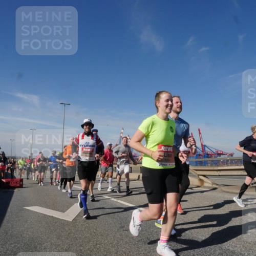 03.10.2025 - Köhlbrandbrückenlauf Matties Gatica Varas http://msf.ph/oto/8997815 03.10.2025 12:49:19 Position 2 4264 meine-sportfotos.de