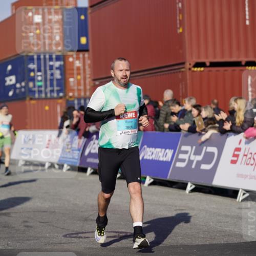 03.10.2025 - Köhlbrandbrückenlauf Michael Burmester http://msf.ph/oto/8997859 03.10.2025 10:02:15 Ziel 1219, 1493, 1776, 1966, 2849, 3224, 3316, 3806 meine-sportfotos.de