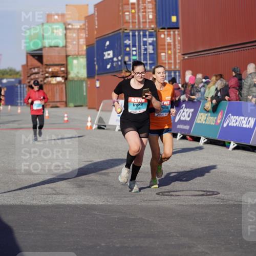 03.10.2025 - Köhlbrandbrückenlauf Michael Burmester http://msf.ph/oto/8997898 03.10.2025 10:02:17 Ziel 1219, 1493, 1776, 2849, 3224, 3316, 3806 meine-sportfotos.de