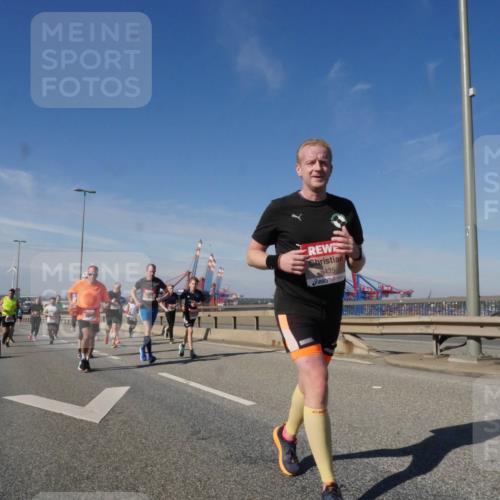 03.10.2025 - Köhlbrandbrückenlauf Matties Gatica Varas http://msf.ph/oto/8997926 03.10.2025 12:49:32 Position 2 111, 6435 meine-sportfotos.de