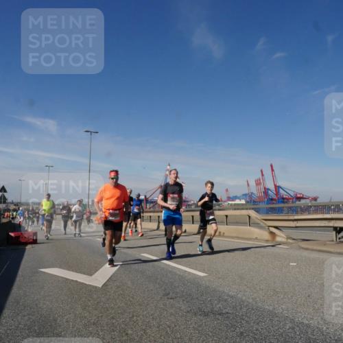 03.10.2025 - Köhlbrandbrückenlauf Matties Gatica Varas http://msf.ph/oto/8997934 03.10.2025 12:49:33 Position 2  meine-sportfotos.de
