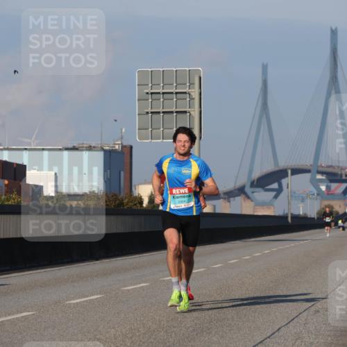 03.10.2025 - Köhlbrandbrückenlauf Luisa Fischer http://msf.ph/oto/8997939 03.10.2025 10:37:31 Position 3 3304 meine-sportfotos.de
