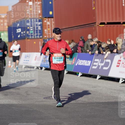 03.10.2025 - Köhlbrandbrückenlauf Michael Burmester http://msf.ph/oto/8997943 03.10.2025 10:02:22 Ziel 1144, 1595, 1776, 2849, 3111, 3224, 3316 meine-sportfotos.de
