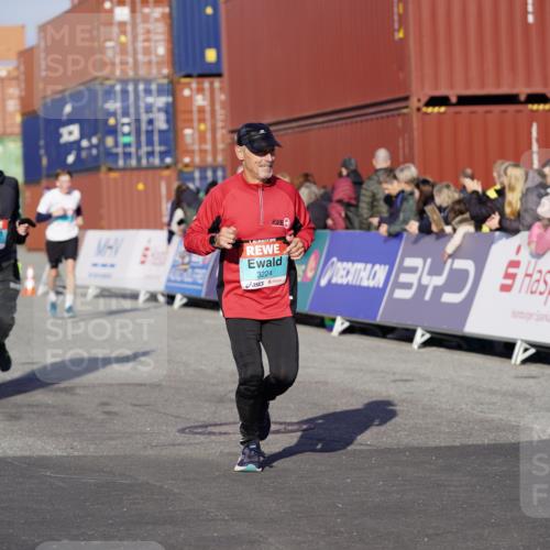 03.10.2025 - Köhlbrandbrückenlauf Michael Burmester http://msf.ph/oto/8997949 03.10.2025 10:02:22 Ziel 1144, 1595, 1776, 2849, 3111, 3224, 3316 meine-sportfotos.de