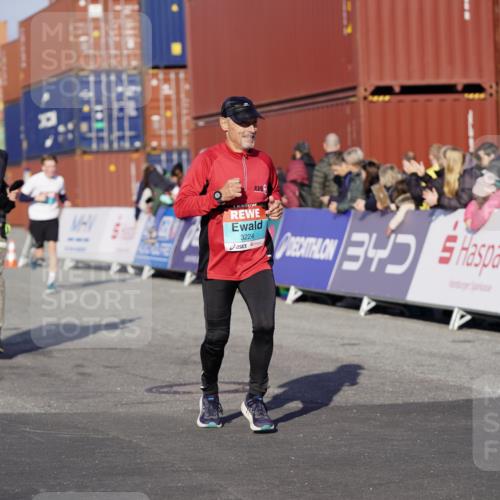 03.10.2025 - Köhlbrandbrückenlauf Michael Burmester http://msf.ph/oto/8997954 03.10.2025 10:02:22 Ziel 1144, 1595, 1776, 2849, 3111, 3224, 3316 meine-sportfotos.de