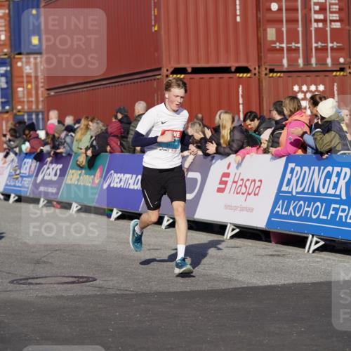 03.10.2025 - Köhlbrandbrückenlauf Michael Burmester http://msf.ph/oto/8998000 03.10.2025 10:02:26 Ziel 1130, 1144, 1595, 3111, 3224, 3331 meine-sportfotos.de